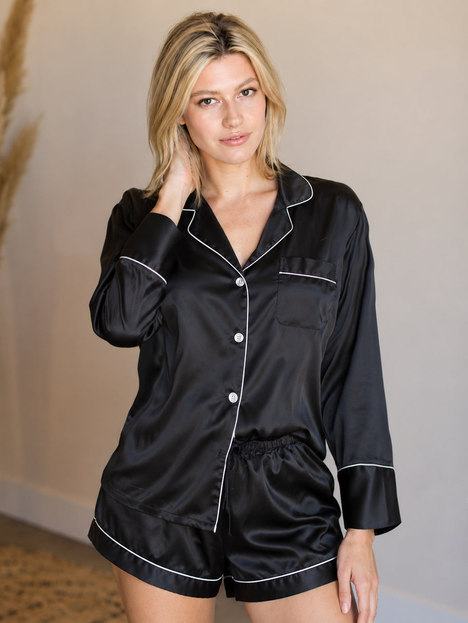 Long-sleeve satin short set (Black)